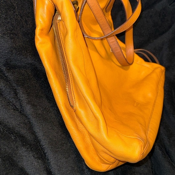 Margot Yellow Leather Shoulder Bag with Hobo Design - Picture 5 of 12